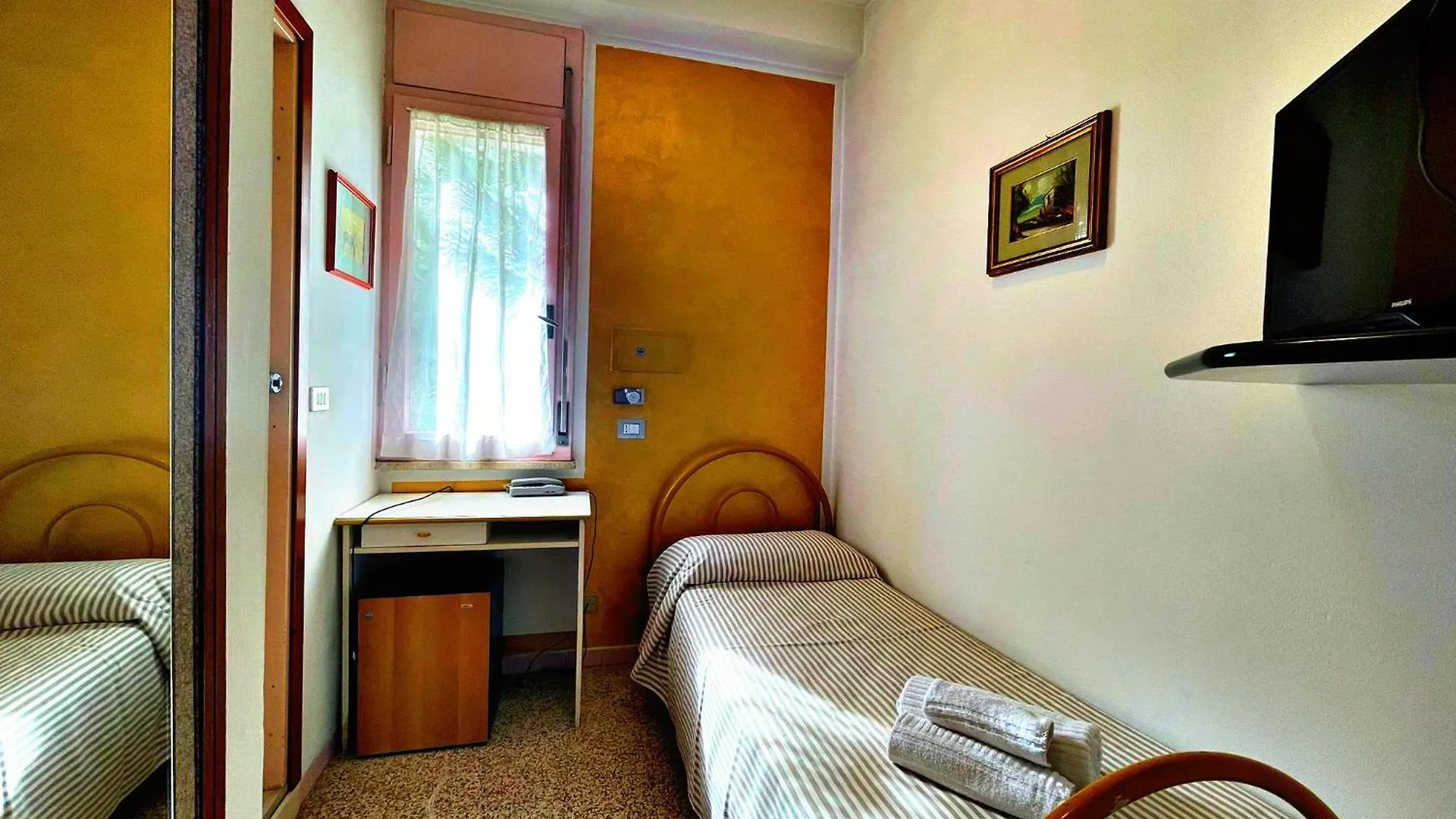Hotel Ambra - Fronte Mare - Vicinissimi Al Centro Milano Marittima 3*,  Italy