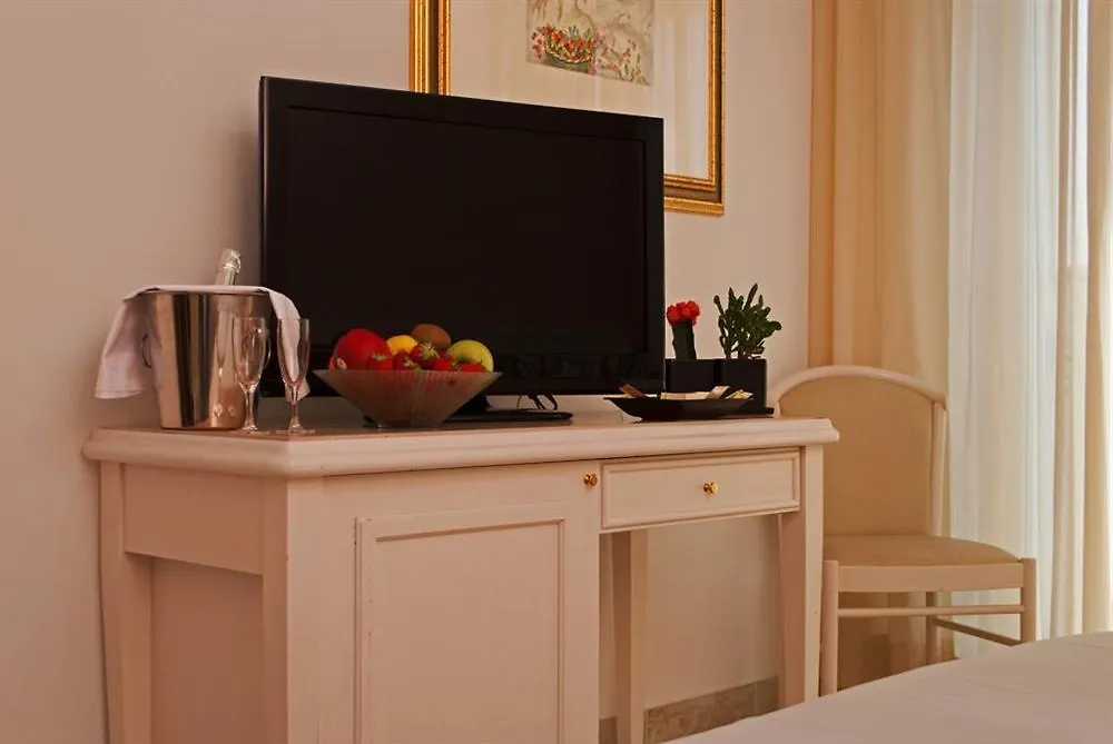 Hotel Ambra - Fronte Mare - Vicinissimi Al Centro Milano Marittima 3*,  Italien